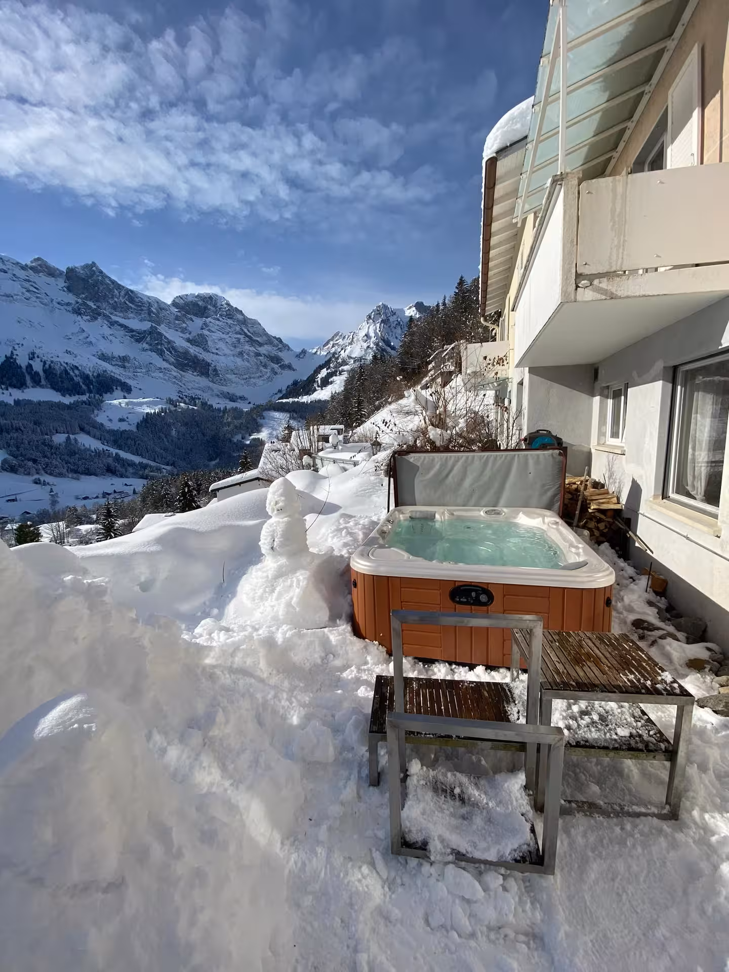 Aussen-Whirlpool mit Bergblick beim Eichhörnli Chalet