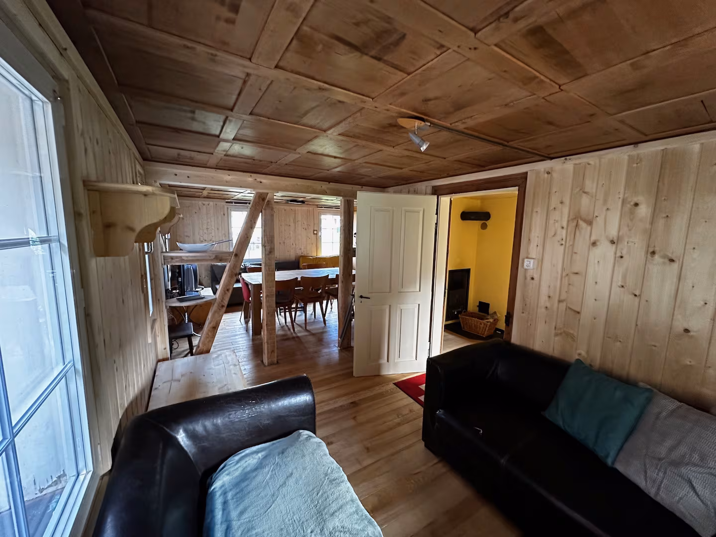 Nebenraum mit Sofas im Erdgeschoss