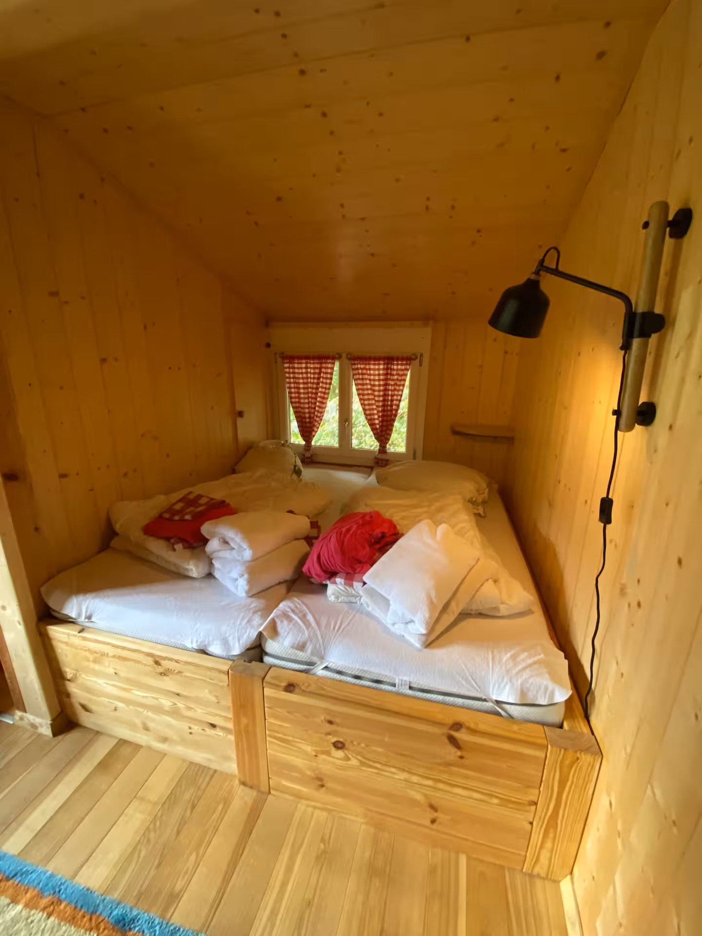 Doppelbett in der Stube vom Riedli Chalet