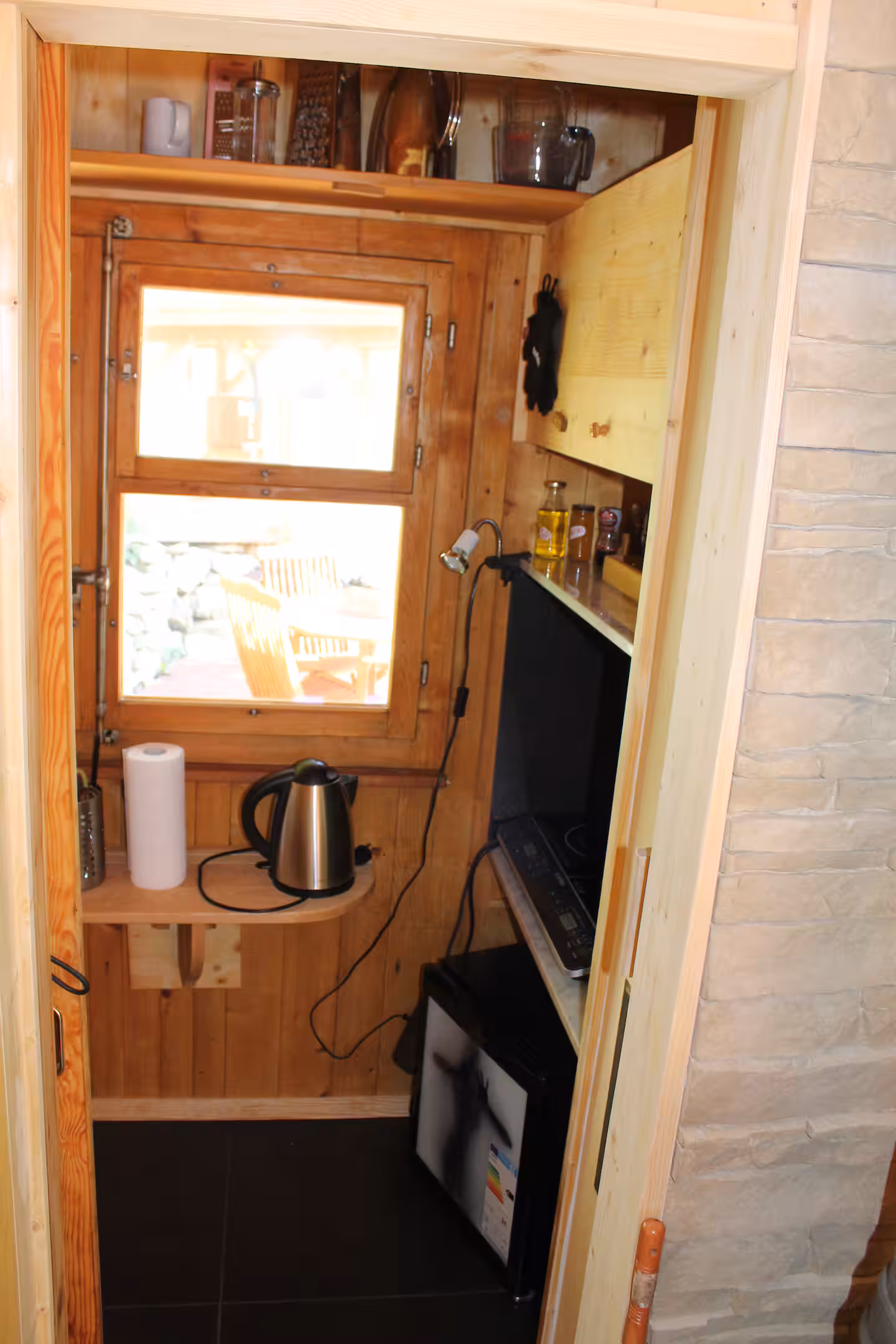 Küchenbereich mit Induktionskochplatten im Riedli Chalet
