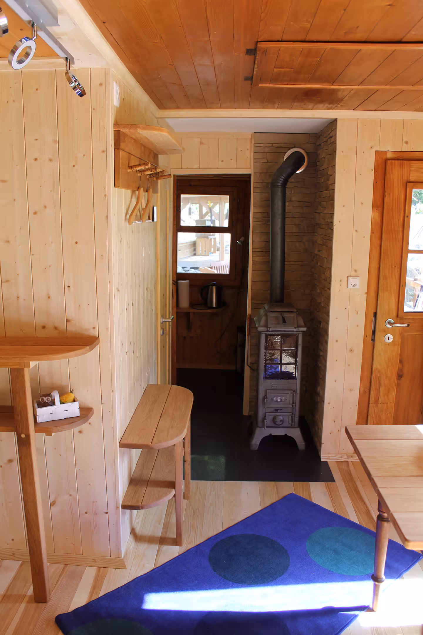 Kleiner Ofen im Wohnzimmer vom Riedli Chalet