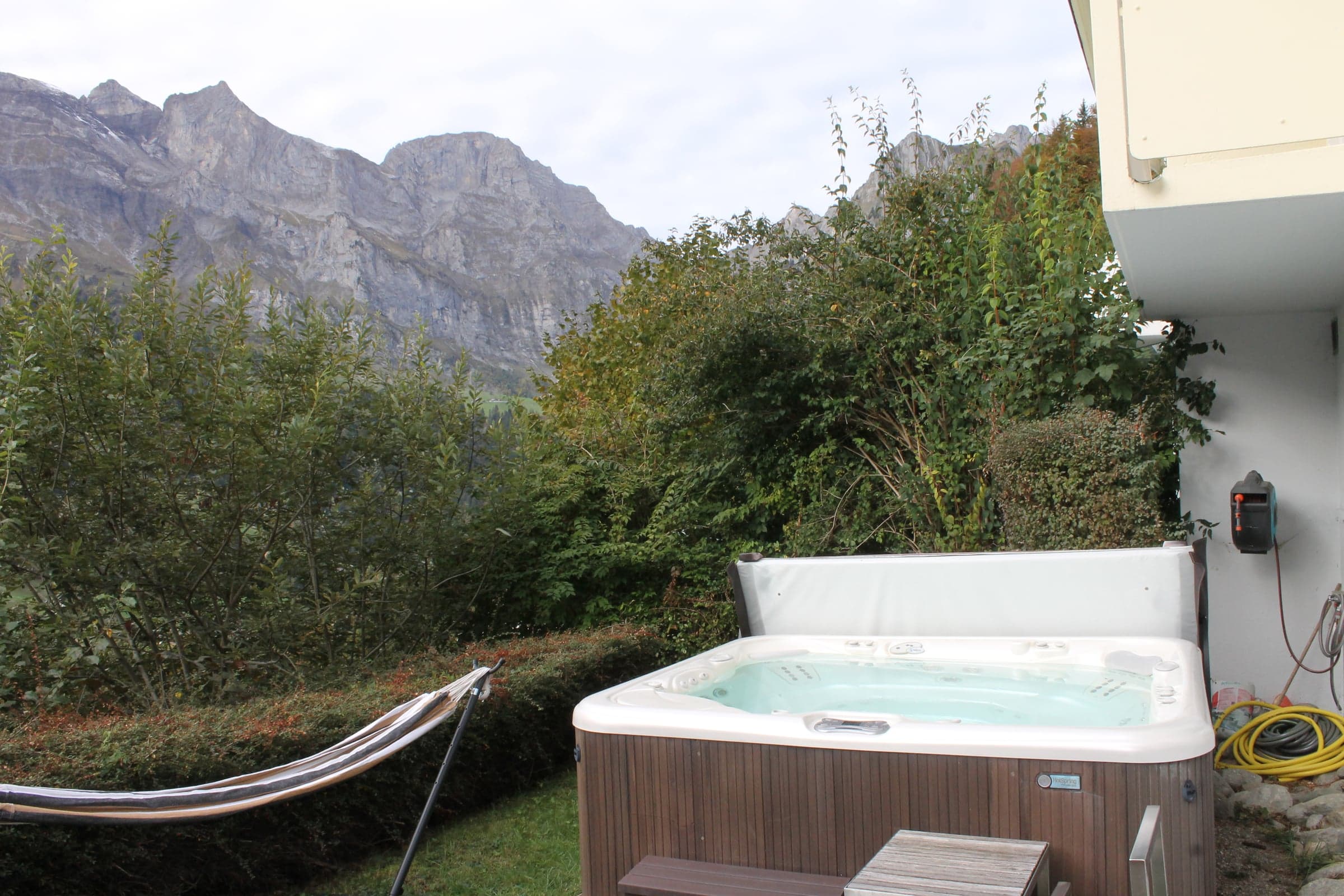 Garden hot tub at Chalet Eichhörnli